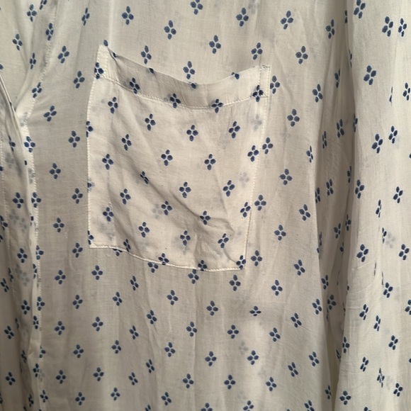 Cloth and Stone Printed Buttondown Shirt. Blue/white. Size Medium - Picture 2 of 7